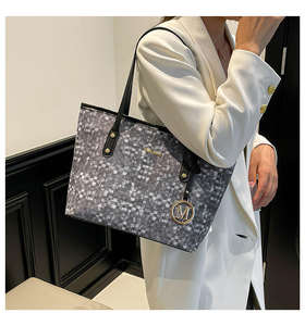 Nouveau sac fourre-tout en PU tendance pour femmes, grande capacité et sac fourre-tout en textile simple - Product Image 6