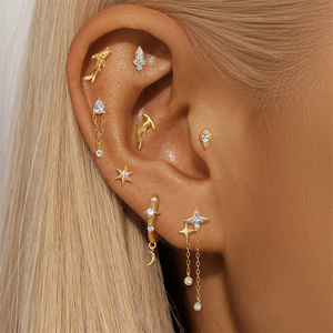 Pendiente de Oreja Individual de Plata S925 con Baño de Oro de 18K, Diseño Hexagrama Geométrico con Flecos Florales y Circonita Marquise, Joyería para Cartílago de Oreja - Product Image 1