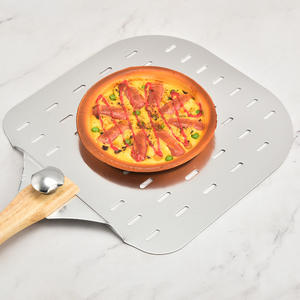 Pelle à <span class=keywords><strong>pizza</strong></span> en aluminium avec manche en bois pour un transfert efficace et sûr de la <span class=keywords><strong>pizza</strong></span> du four à la <span class=keywords><strong>plaque</strong></span> dans les cuisines domestiques ou les restaurants - Product Image 6