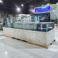 Grand aquarium commercial multi-chambres sur mesure pour fruits de mer, avec base décorative en dalle de pierre frittée, pour poissons vivants et homards