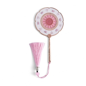 กระจกแต่งหน้าสีชมพูเดี่ยว ดีไซน์แฟชั่น พร้อมพู่ห้อย ด้ามจับโลหะเคลือบอ่อน - Product Image 1