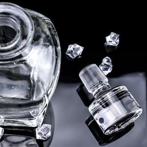 Bouteille en verre vide <span class=keywords><strong>de</strong></span> 680 ml au design moderne et élégant <span class=keywords><strong>avec</strong></span> tête <span class=keywords><strong>de</strong></span> <span class=keywords><strong>cerf</strong></span> en métal pour parfum, vin, vodka, spiritueux, brandy, tequila - Product Image 4