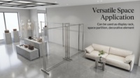 Présentoir de vêtements sur pied en métal doré avec plateforme noire et comptoir de caisse en marbre blanc – Aménagement de boutique de luxe