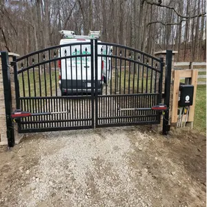 Puerta y valla de hierro forjado al por mayor para uso en escuelas, fábricas, jardines agrícolas