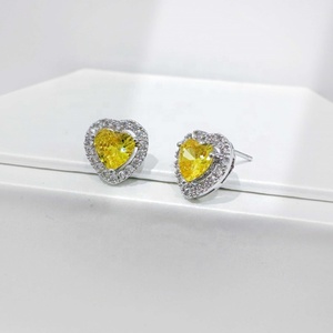Pendientes de latón personalizados con corte rosa y piedras de colores, joyería de moda económica, chapados en rodio, clásicos pendientes de circonita cúbica con forma de corazón. - Product Image 4