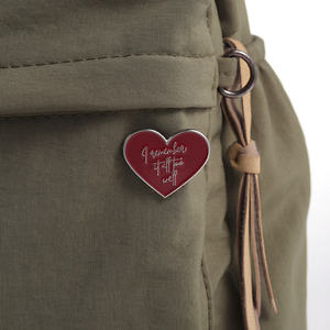 Pin Esmaltado de Cantante Famoso con Letra de Música Clásica y Logo de Álbum Pop para Decorar Sudaderas y Mochilas - Product Image 3