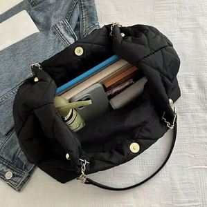 Sac fourre-tout matelassé noir grande capacité pour femme, sac à bandoulière en nylon imperméable et léger avec chaîne dorée - Product Image 6