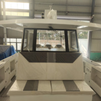 Catamaran sportif de luxe de 7,9 m (26 pieds) en aluminium soudé avec cabine ouverte et moteur hors-bord, fabriqué par un constructeur de bateaux de luxe
