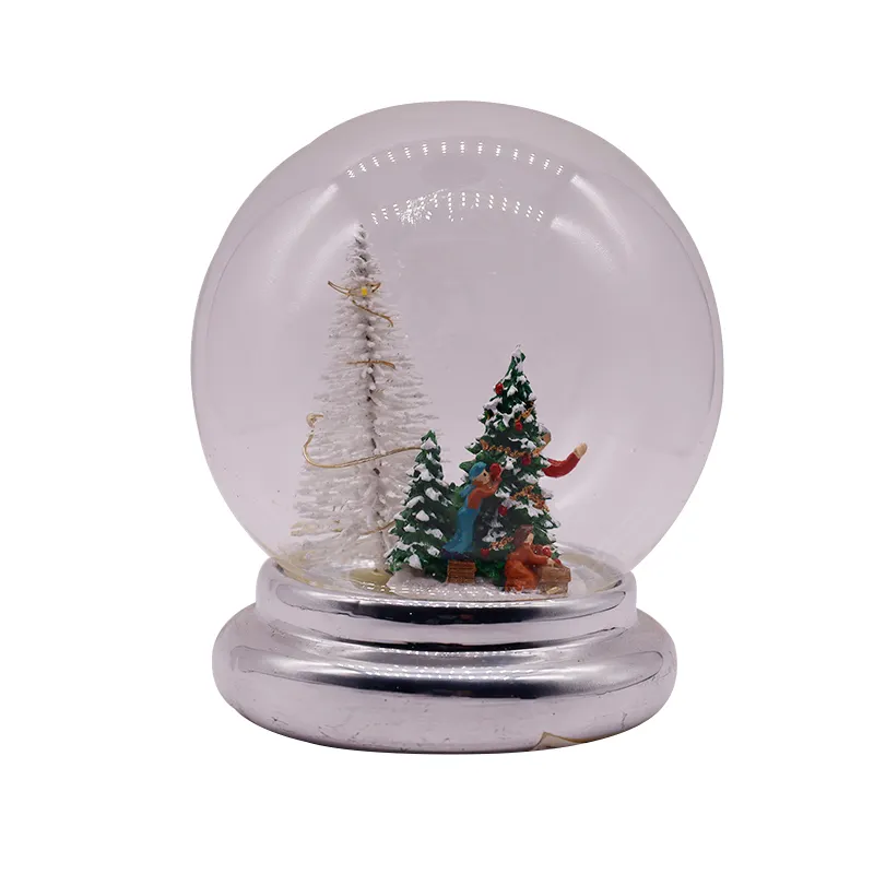 Boule de verre LED transparente avec des motifs de flocon de neige et de renne, l'intérieur est décoré d'un arbre de noël et de neige faits à la main