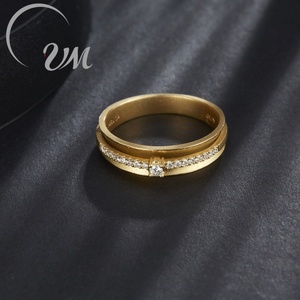 แหวนแต่งงานเพชรทรงเบเซลชุบทอง 18K/เงินแท้ 925 จาก UM Jewelry ขายส่งสำหรับงานหมั้น งานครบรอบ และงานปาร์ตี้ - Product Image 2