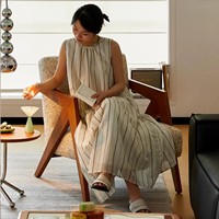 Fauteuil de détente moderne en bois massif de chêne avec revêtement en lin, design ergonomique inclinable pour hôtel, chambre, salon et bureau