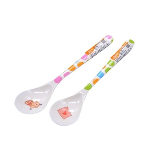 Cuchara de plástico para bebé M012 de 10,1 x 2,4 cm con diseño de lunares para alimentar a niños de 1 a 2 años - Product Image 4