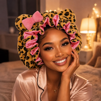 Topi kupluk bulu domba motif/desain leopard bulu polar musim dingin dengan telinga beruang lucu, kancing tertutup, dapat disesuaikan, untuk bersepeda dan bepergian (grosir)