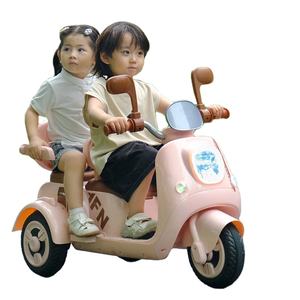 2 ila 4 Yaş Arası Çocuklar İçin Çift Kişilik Şarj Edilebilir Elektrikli Araba Plastik Oyuncak Akülü Uzaktan Kumandalı - Product Image 1