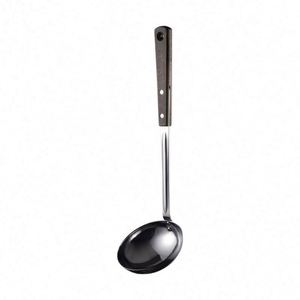 Juego de 5 utensilios de cocina de acero inoxidable con mango de madera: espátula, colador y cucharón, herramientas de cocina aisladas para el hogar - Product Image 6