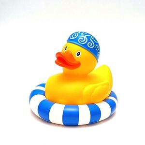 เป็ดยางน่ารักสำหรับเล่นน้ำช่วงฤดูร้อน ของเล่นพลาสติก PVC ขนาดเล็ก สำหรับวันหยุดพักผ่อนสไตล์ฮาวาย เหมาะสำหรับการเรียนรู้ของเด็กเล็ก - Product Image 6