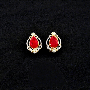 Boucles d'oreilles clous Kundan 12504, pierre doublette plaquée or, coupe poire rouge, bijoux de mode au design classique pour femme, idéales pour les soirées - Product Image 1