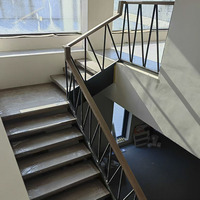 Escalier en bois et acier à double poutre au design moderne avec garde-corps en verre Grenier duplex personnalisable LOFT pour hôtel Bande de roulement en bois massif