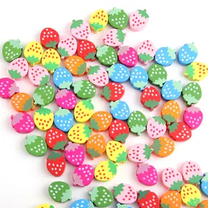 Perles en bois de fraise de dessin animé mignon couleurs mélangées pour les enfants bricolage artisanat pour enfants respectueux de l'environnement, accessoires perlés à la main