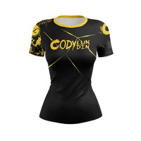 Vente en gros de vêtements de sport pour femmes, imprimés numériquement, respirants, écologiques, à manches courtes, protection contre les éruptions cutanées, UPF 50+, compression, surf, yoga