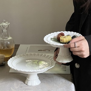 Vente en gros de plateaux à hauts pieds gaufrés d'apparence française de haut niveau, assiettes de rangement en céramique, tables à dessert, gâteaux - Product Image 1