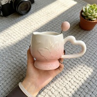Mug en céramique style princesse avec motif papillon, idéal comme cadeau d'anniversaire pour l'élite et le marché de niche. Tasse aux finitions élégantes