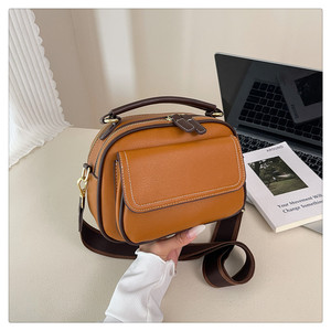 Sac fourre-tout classique en cuir PU noir avec bandoulière amovible et fermeture éclair pour femme, idéal pour un usage quotidien et professionnel - Product Image 2