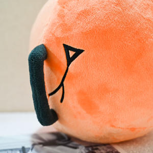 צעצועי קטיפה רכים בצורת כדור עם קישוט מסור שרשרת, פושיטה בהתאמה אישית לפי דמות אנימה, בובת קטיפה אישית - Product Image 6