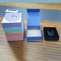 Boîtes cadeaux rigides en papier de luxe personnalisées en Chine, en forme de livre, avec gaufrage et fermeture magnétique, avec insert en mousse EVA pour l'emballage d'huile à ongles.