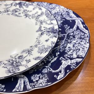 Assiettes à salade à motif floral, service de vaisselle rond en céramique pour mariages et fêtes de déménagement, design gravé à la main - Product Image 5