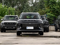 Nouveau Jetour X70 Plus 2025 1.5T DCT Luxe SUV Essence 5 Places Euro VI avec Barres de Toit en Alliage d'Aluminium Pneus R19 Conduite à Gauche Automatique