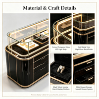 Luxuriöse Schwarz-Goldene Gebogene Uhrenvitrine, LED-Beleuchtung, Samtinterieur, Anpassbar, für Hochwertige Schmuck-Boutiquen