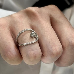Bague en argent pur S925 avec un design creux en forme d'arche, sertie de diamants, plaquée or 18 carats, design haut de gamme, mode et luxe, simple et personnalisée - Product Image 2