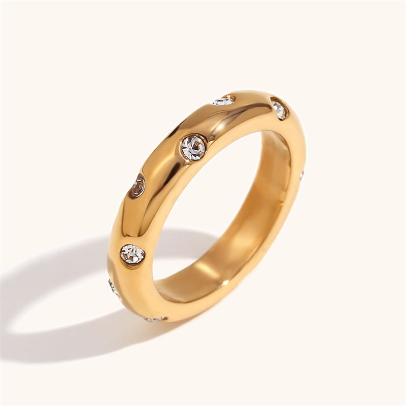 แหวนเพชรทรงกลมเรียบหรู สีทองและสีขาว