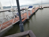 Dock flottant en HDPE en forme de U avec rouleaux, plateforme modulaire antidérapante pour parc aquatique et marina