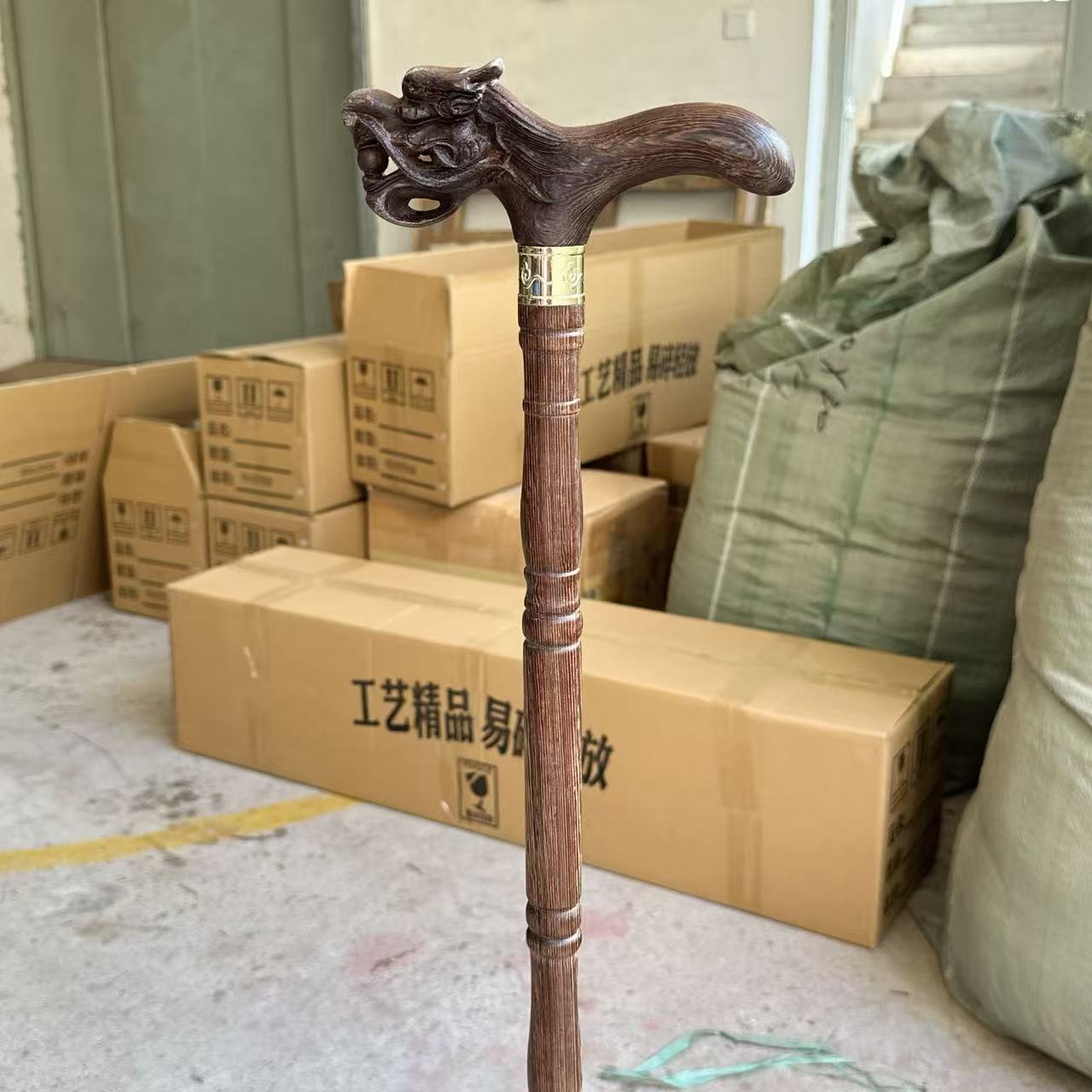Bois d'aile de poulet [robinet de vase] quatre pieds