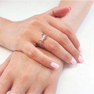 Anello creativo bicolore per donna, design color oro e argento, gioielli eleganti e alla moda - Product Image 4