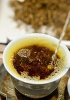 Coffret cadeau de thé noir biologique en vrac Yunnan Dian Hong. Riche en antioxydants, il aide à retarder le vieillissement. Un thé sain.