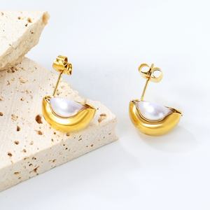 Boucles d'oreilles clous en acier inoxydable plaqué or 18 carats, forme C épaisse, incrustation de perles, design géométrique bombé, style tempérament - Product Image 4