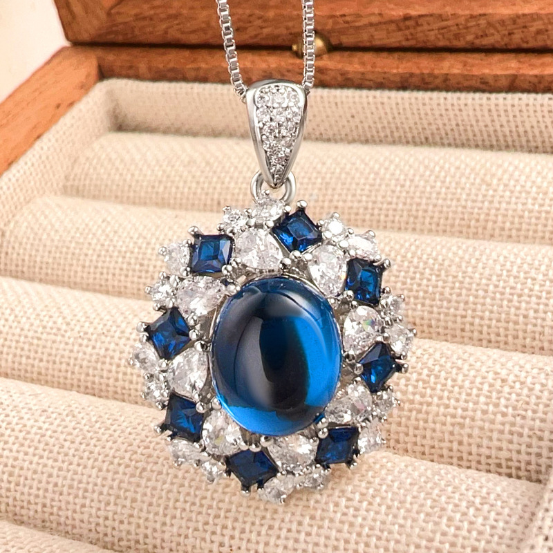 Pendentif calcédoine cristal pointu bleu avec chaîne