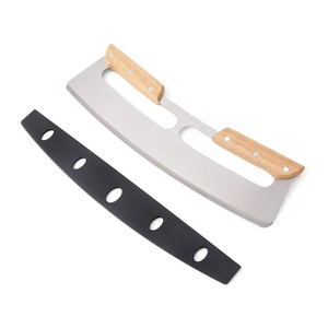 Grand coupe-pizza en acier inoxydable avec manches en bois et housse de protection - Outils à pizza - Product Image 1