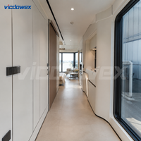 Maison capsule préfabriquée de luxe à structure en acier galvanisé au design contemporain pour usage extérieur, villa d'hébergement, boutique