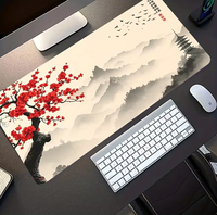 Tapis de bureau grand format avec un design de style art japonais à l'encre de soie, représentant des fleurs de prunier rouges et des paysages; Comprend