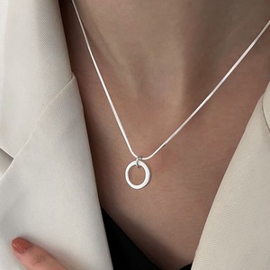 Collar sencillo de hueso de serpiente, diseño circular de plata de ley S925 para mujer, uso diario - Product Image 1