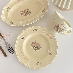 Assiette ovale de dessert en porcelaine de 8 pouces, style français vintage, motif lapin et tulipe, avec dentelle, écologique, et tasse à café jetable - Product Image 5