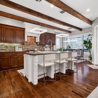 Armoires de cuisine en bois massif sur mesure, design classique pour villa