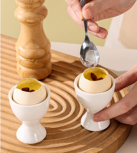 Porte-œuf en céramique blanche de style européen moderne, sur pied haut, pour table, écologique, créatif, également support à bougie décoratif - Product Image 1