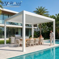Elegante Pérgola Retráctil de Aluminio con Techo de Láminas y Puertas de Vidrio para Relajarse al Aire Libre Junto a la Piscina