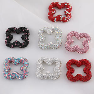 2025 Venta caliente hueco cuatro hojas forma de trébol encanto diamantes de imitación cuentas de arcilla suave para pulsera teléfono caso Beadable llavero - Product Image 1