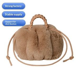 Nouveau <span class=keywords><strong>sac</strong></span> fourre-tout en fausse fourrure unie pour femme, style urbain et simple, en forme de citrouille, avec cordon de serrage, tissé, à porter à l'épaule ou en bandoulière, en peluche, en stock - Product Image 1